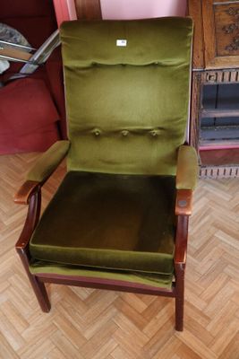 une chaise verte posée sur un parquet