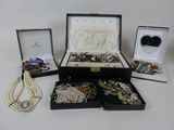 beaucoup de bijoux rangés dans une boîte posée sur une table