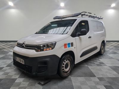 la camionnette blanche est garée sur le sol en damier d'une pièce