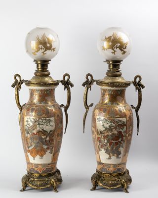 paire de vases japonais anciens sur socles, avec des globes en verre