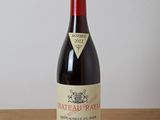 une bouteille de vin posée sur une table en bois