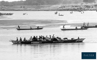 de nombreux bateaux qui sont à l'eau avec des personnes à bord