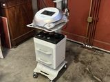 une machine posée sur un chariot dans un garage