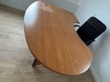 une table en bois avec une chaise noire à côté