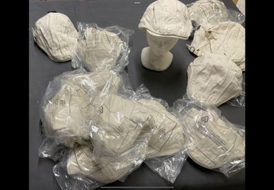 une pile de chapeaux posés sur une table