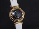 une image d'une montre en gros plan sur fond noir