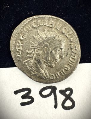 un gros plan d'une pièce de monnaie posée sur une feuille de papier