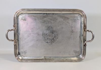 un plateau en argent avec des poignées et des poignées sur une surface blanche