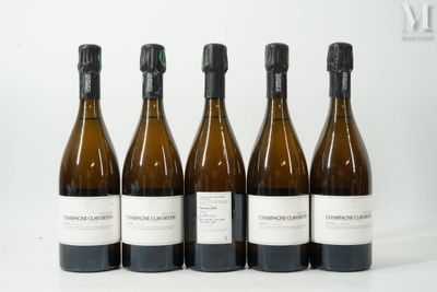 quatre bouteilles de vin sont alignées sur une surface blanche