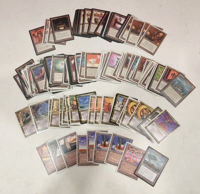 une pile de cartes posées les unes à côté des autres sur une table