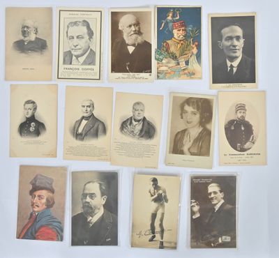 Plusieurs vieilles photos d'hommes et de femmes sont accrochées au mur