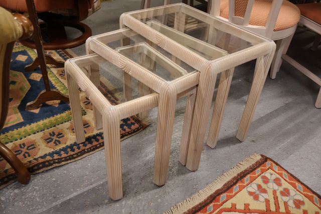 Suite de 3 tables gigognes moderne, plateaux verres. H 52 L 58 l ...