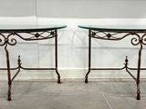 paire de tables d'appoint anciennes en fer forgé et verre