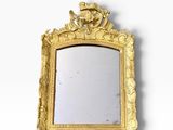 une image d'un miroir encadré d'or sur un mur blanc