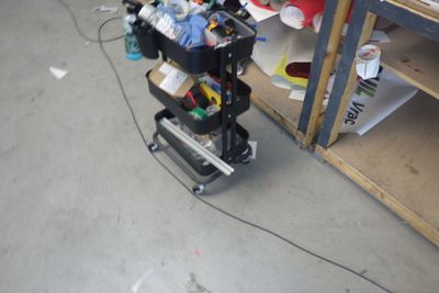 une remorque noire chargée d'outils dans un garage
