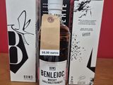 La bouteille de Beneloc est posée à côté d'une boîte remplie de boîtes.