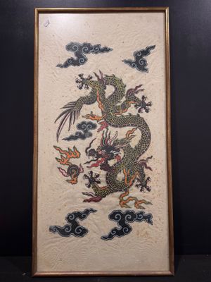 tableau encadré représentant un dragon avec des nuages en arrière-plan