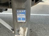 un gros plan du pare-chocs d'une voiture sur lequel est collé un autocollant
