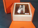 une boîte orange contenant une montre, posée sur une table