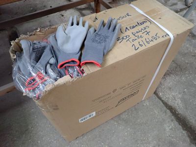 une boîte contenant des gants et une paire de ciseaux