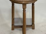 un vieux tabouret en bois aux pieds tournés et à l'assise en bois