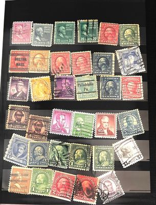 une photo d'une collection de timbres sur une table