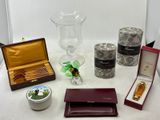 de nombreux objets posés ensemble sur la table