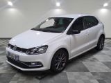 la volkswagen polo blanche est garée sur un carrelage à carreaux