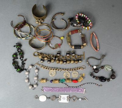 beaucoup de bijoux posés sur la table