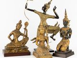 trois statues en bronze représentant une femme armée d'un arc et d'autres personnages