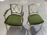 deux chaises assises l'une à côté de l'autre sur le sol