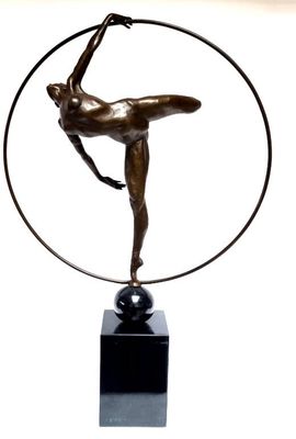 statue d'une femme exécutant un numéro avec un cerceau, posée sur un socle en marbre