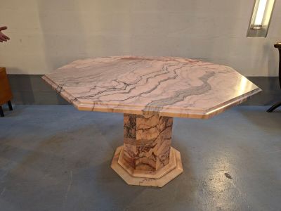 une table en marbre au milieu d'une pièce