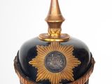 un chapeau noir et doré orné d'une étoile dorée