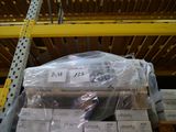 une pile de cartons posés sur une étagère