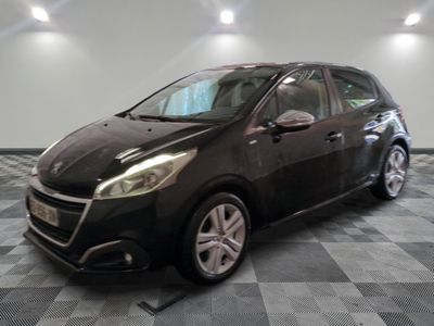 la photo d'une voiture noire garée dans un garage