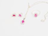 parure de bijoux en argent plaqué, sertie de pierres roses sur fond blanc