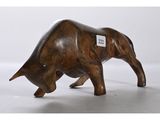 sculpture en bois représentant un taureau avec une étiquette autour du cou