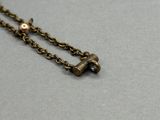 Gros plan sur un collier orné d'une croix