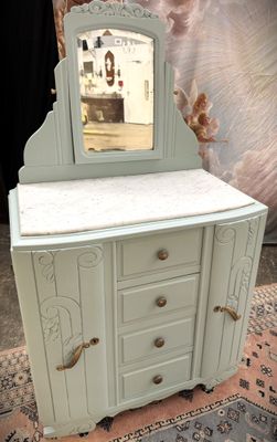 une commode surmontée d'un miroir, posée sur un tapis