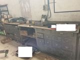 une photo d'un établi dans un garage où règne un grand désordre