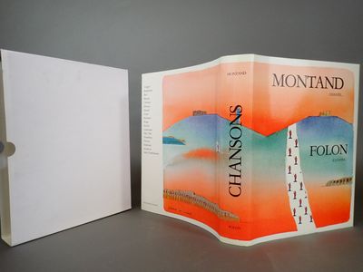 un livre ouvert posé sur une table, à côté d'un livre blanc