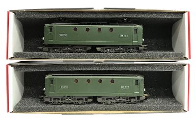 deux wagons verts dans une boîte posée sur une surface blanche
