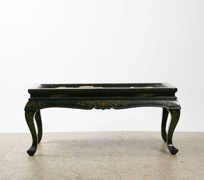 CHINE, 20ème siècle Table basse décorée de pierres dures ?