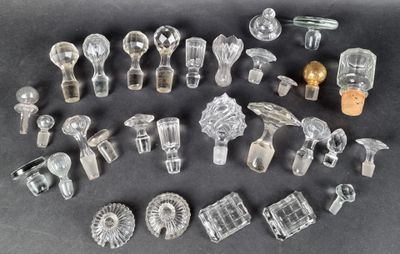 de nombreux objets en verre posés sur la table
