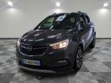 L'Opel grise est garée dans une pièce au sol en damier.