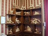 un coin d'une pièce où se trouve une étagère remplie de figurines