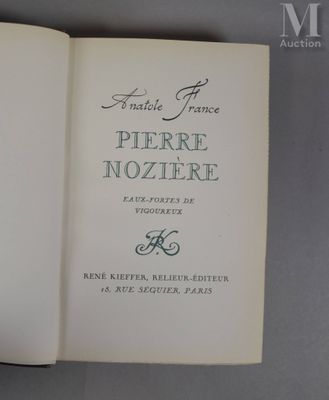 un livre ouvert sur lequel figure l'image d'un homme à vélo