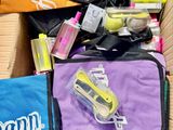 une boîte remplie d'objets posés sur le sol
