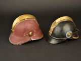 deux casques posés côte à côte sur une surface noire